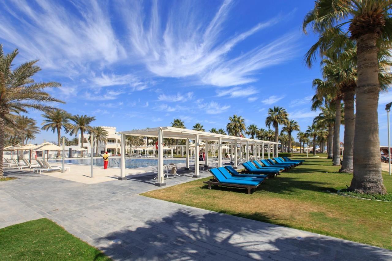 Sealine Beach, A Murwab Resort Mesaieed Buitenkant foto The swimming pool at the resort