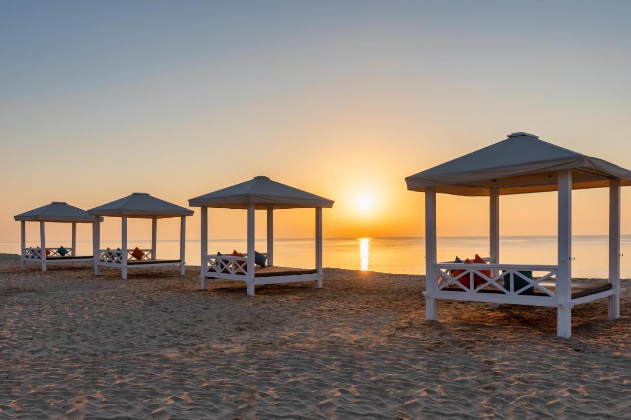 Sealine Beach, A Murwab Resort Mesaieed Buitenkant foto Sunset at the beach