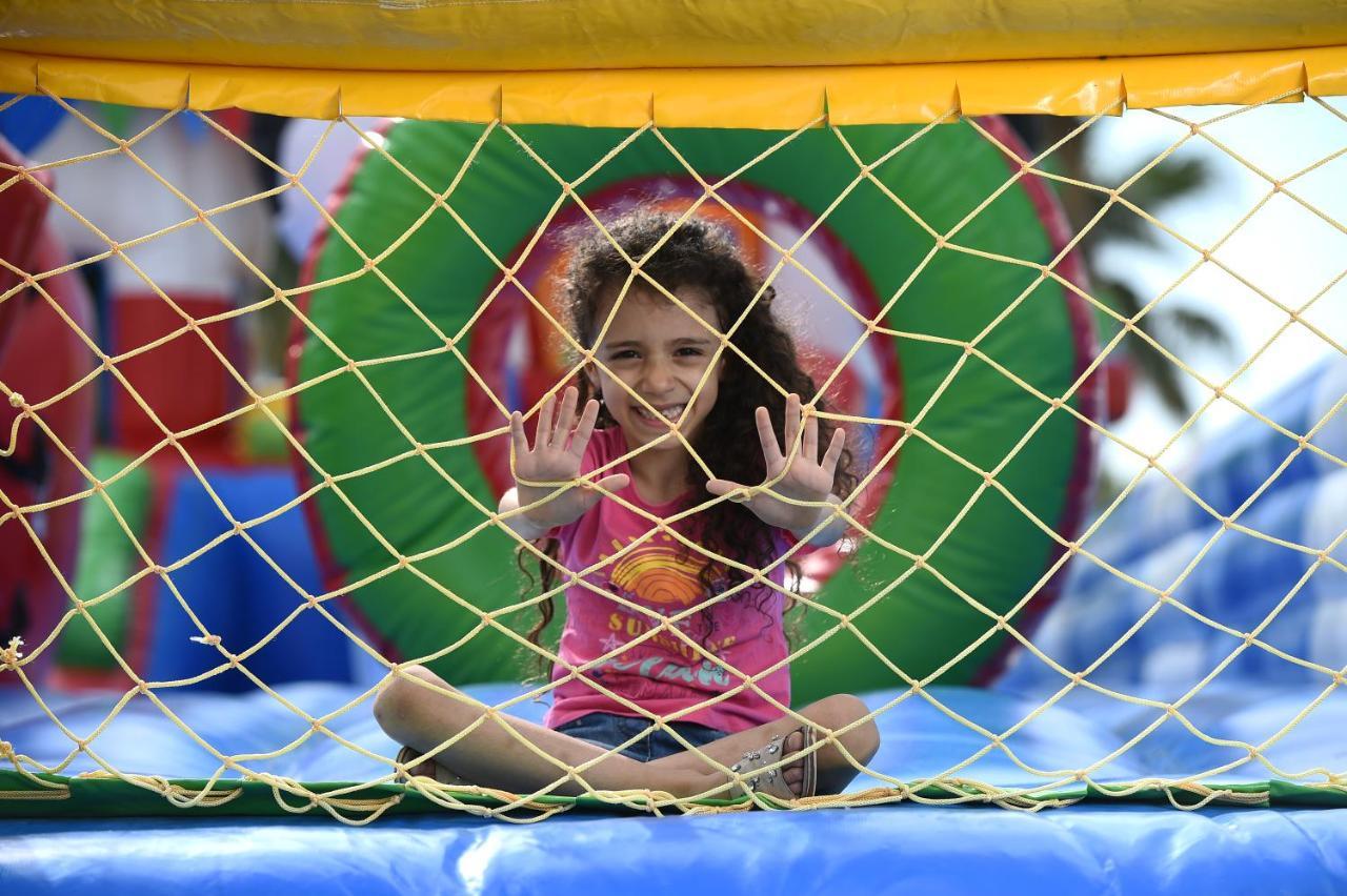 Sealine Beach, A Murwab Resort Mesaieed Buitenkant foto A child playing at the Children's Museum of Oak Ridge