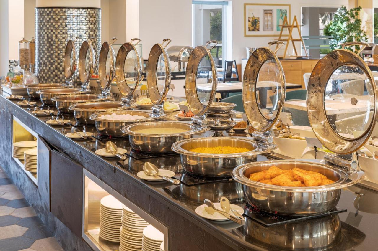Sealine Beach, A Murwab Resort Mesaieed Buitenkant foto A buffet at a hotel
