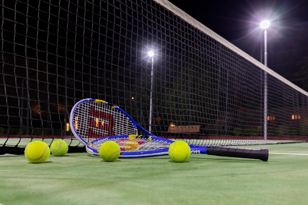 Sealine Beach, A Murwab Resort Mesaieed Buitenkant foto Tennis balls and racket