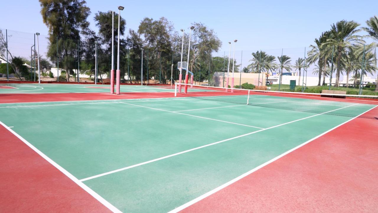 Sealine Beach, A Murwab Resort Mesaieed Buitenkant foto Tennis courts at the club