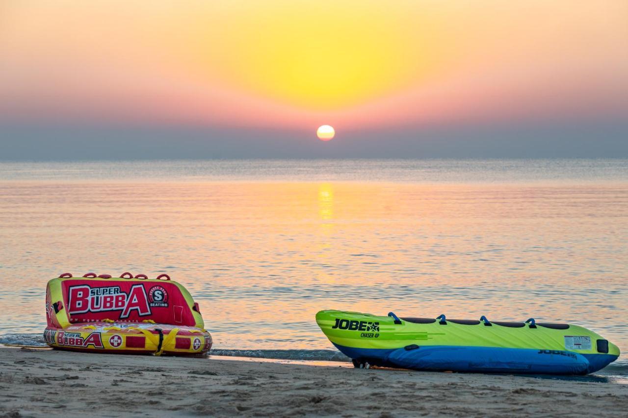 Sealine Beach, A Murwab Resort Mesaieed Buitenkant foto Sunset at the beach